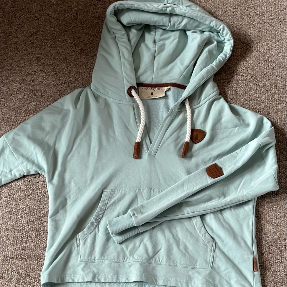 Wanakome - v neck / cropped hoodie (women’s)